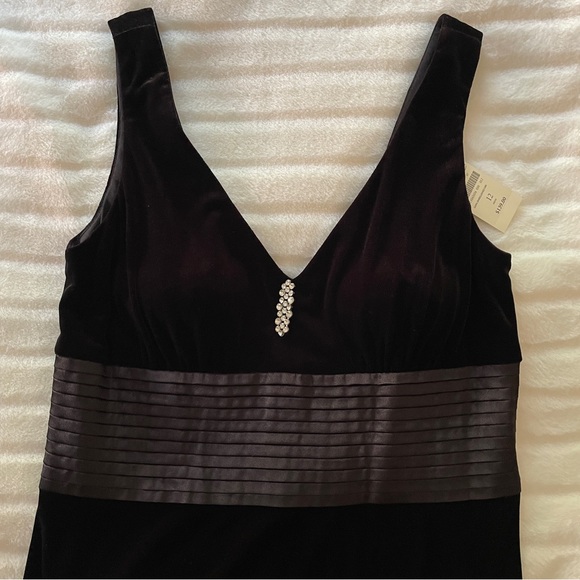 COLDWATER CREEK Black Velvet Sleeveless V-Neck Long Embellished Gown Size 12 - Picture 5 of 12